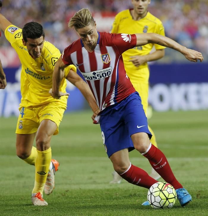 El delantero del Atlético de Madrid Fernando Torres (d) pelea un balón con Vicente Gómez. EFE/Sergio Barrenechea