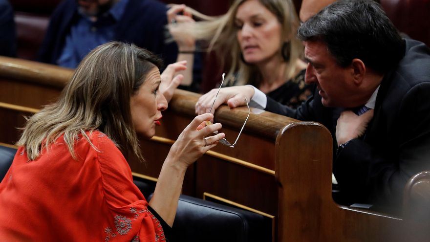 La vicepresidenta tercera y ministra de Trabajo y Economía Social, Yolanda Díaz, conversa con el portavoz del PNV, Aitor Esteban, en una imagen de 2020..