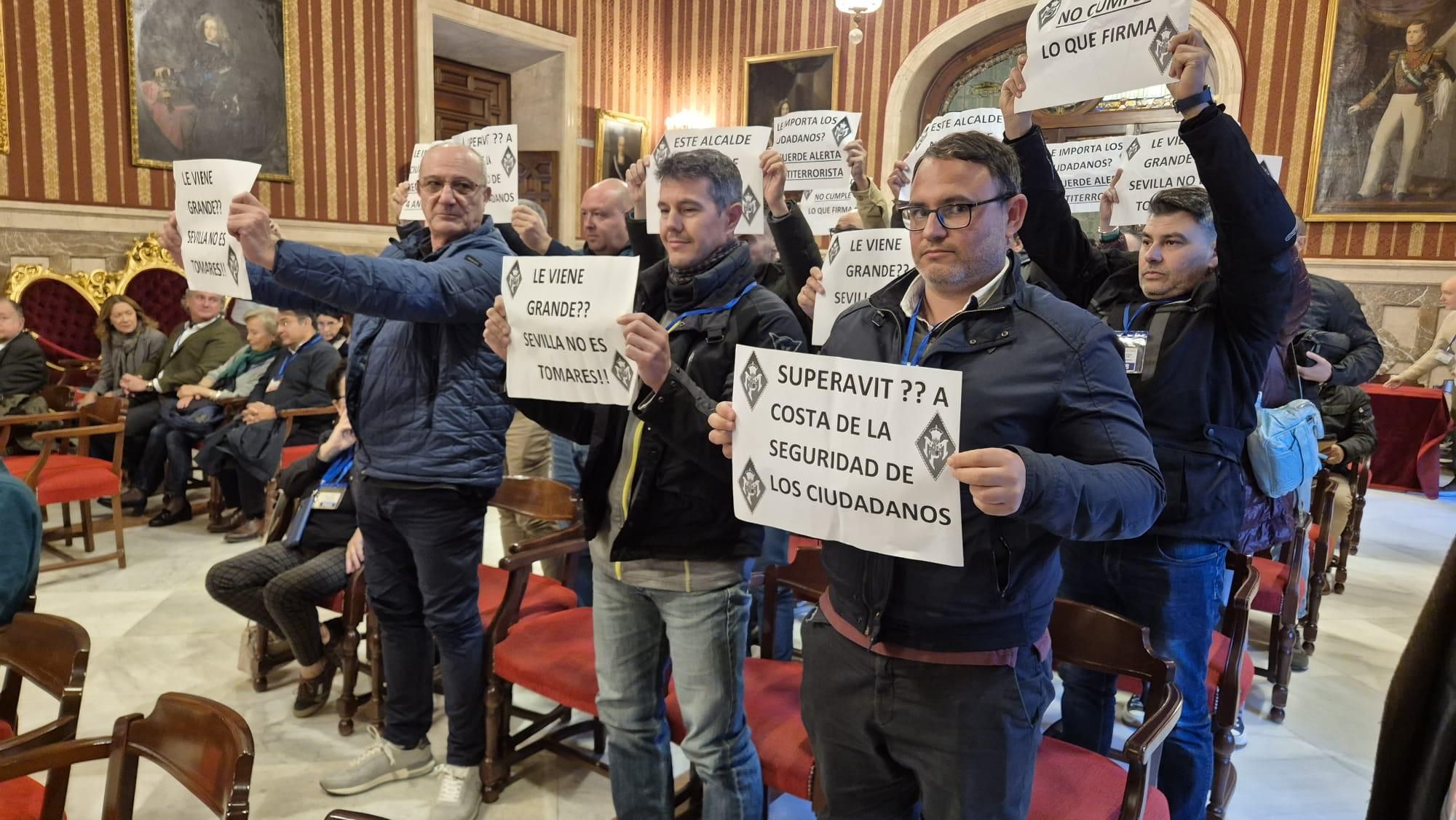 Representantes sindicales protestan en el pleno antes de ser desalojados.