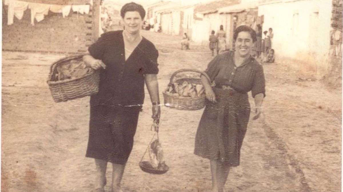 Mujeres en las calles de El Pozo del Tío Raimundo