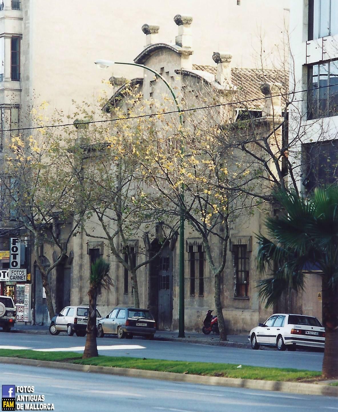 El magatzem de fustes de Cayetano Segura, dissenyat per Gaspar Bennàzar, un altre dels edificis que va caure en mans de la piqueta en les Avingudes (fotografia dels anys noranta)