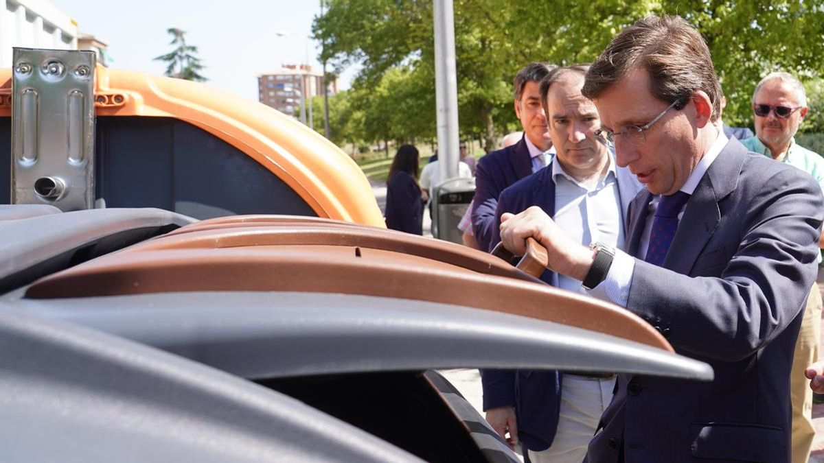 Almeida en una imagen de archivo durante la presentación de unos contenedores de recogida de residuos