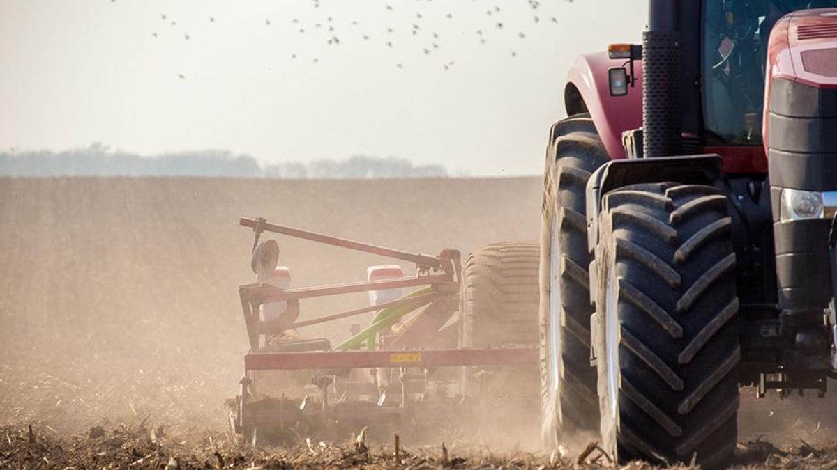 Fallece una persona tras volcar un tractor en Lucena