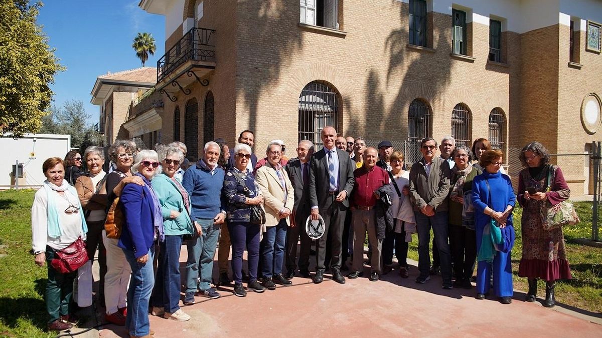 El alcalde de Sevilla junto a los colectivos que han visitado este lunes el edificio del antiguo centro penitenciario