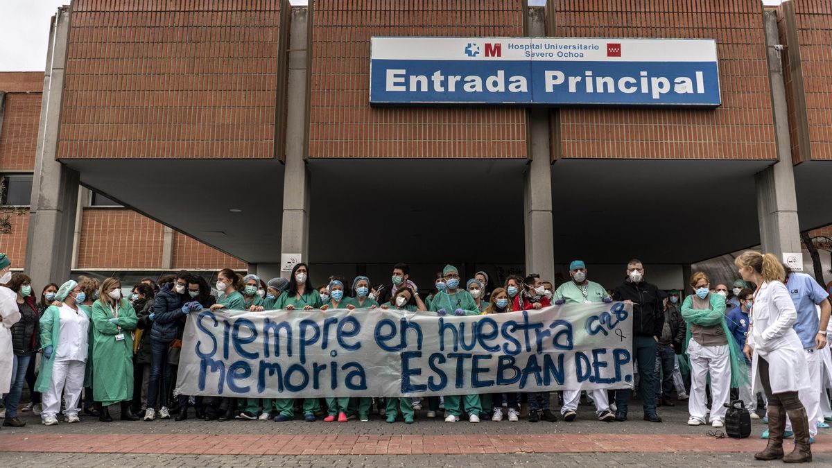FOTOS | El homenaje de los sanitarios del Hospital Severo Ochoa a Esteban, su compañero muerto con coronavirus
