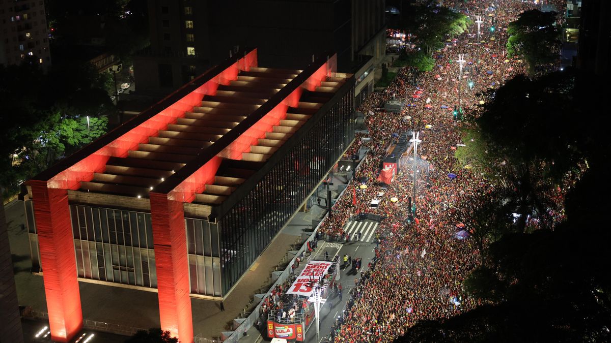 Fotografía aérea que muestra a simpatizantes del presidente brasileño, Luiz Inácio Lula da Silva, quien ganó la segunda vuelta de las elecciones con un 51,79 % de los votos, frente al 48,21 % del senador ultraderechista Flávio Bolsonaro, celebrando en Sao Paulo (Brasil). EFE/ Sebastiao Moreira