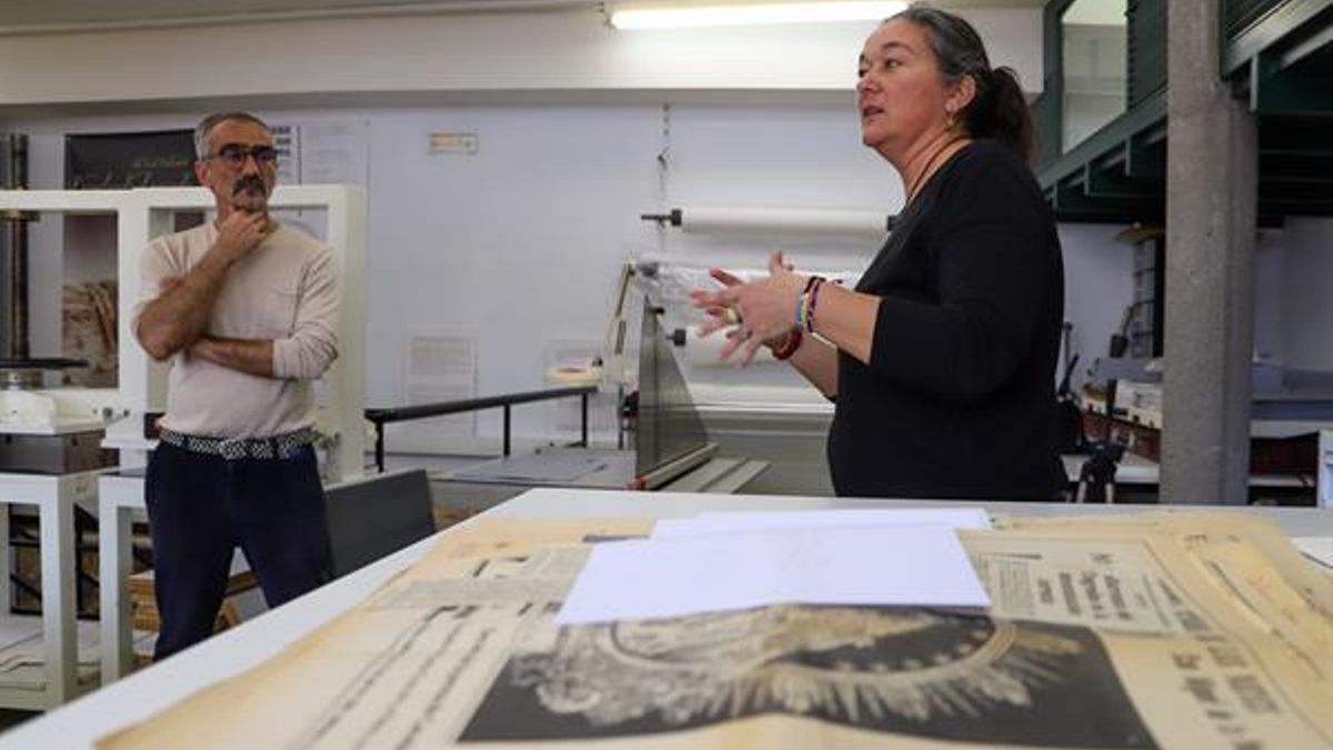 Verónica Ojeda y Manuel Cubero en el Centro de Conservación y Restauración de Documentos Gráficos de La Palma. EFE / Luis G Morera