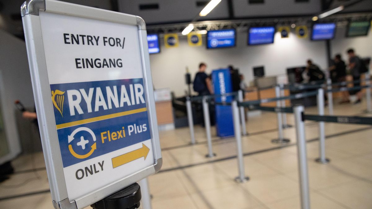 Imagen de archivo de unos mostradores de Ryanair durante una huelga.