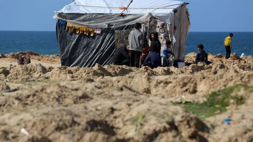 Los gazatíes buscan refugio en la "zona humanitaria" designada por Israel, pero la seguridad no está garantizada