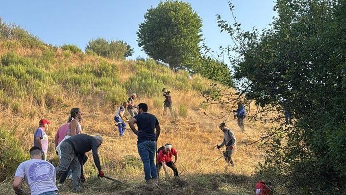 Vecinos de Corporales a las 7 de la mañana despejando las zonas del pueblo para evitar lo peor si llega el fuego