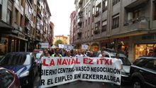 Trabajadores de La Naval se manifiestan por Barakaldo (Bizkaia) para reclamar la continuidad del astillero