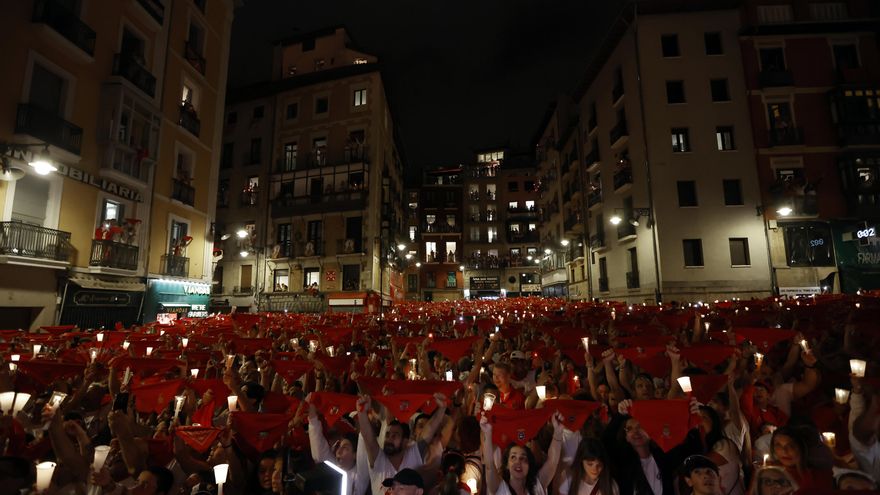 Pamplona canta el 'Pobre de mí' y pone fin a los Sanfermines 2025