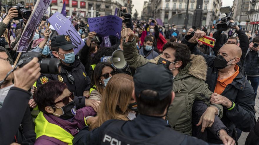 Varias personas, expulsadas de la plaza tras intentar boicotear la concentración con motivo del 8M del movimiento estudiantil en la Puerta del Sol