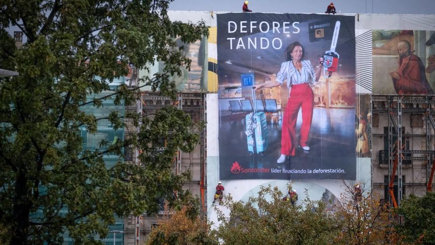 Imagen de la lona desplegada por Greenpeace en la sede social del Banco Santander en el Paseo Pereda de la capital cántabra