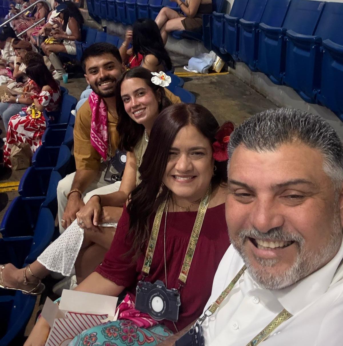 Carlos D. Matos, junto a su amiga y sus padres en el concierto de Bad Bunny