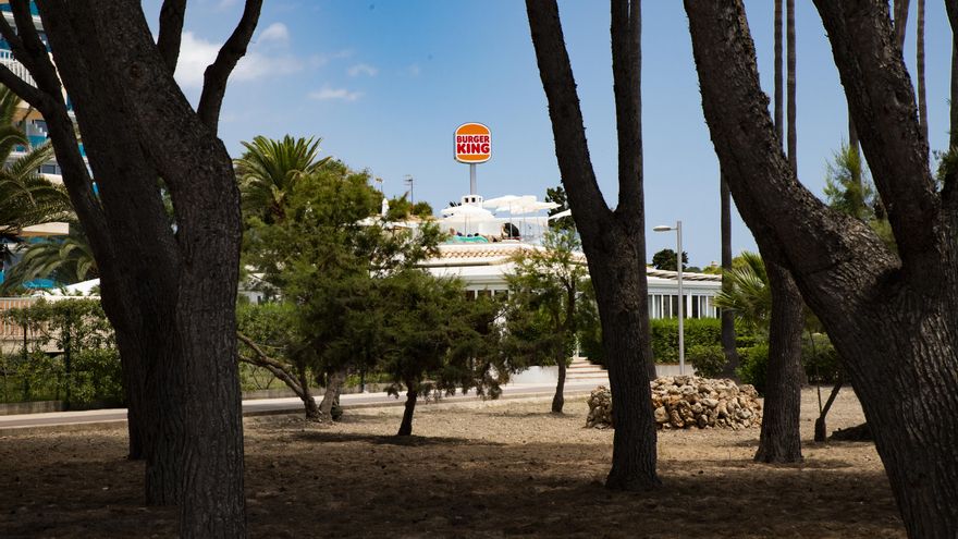 Un restaurante de comida rápida cerca de la playa de Sa Coma.
