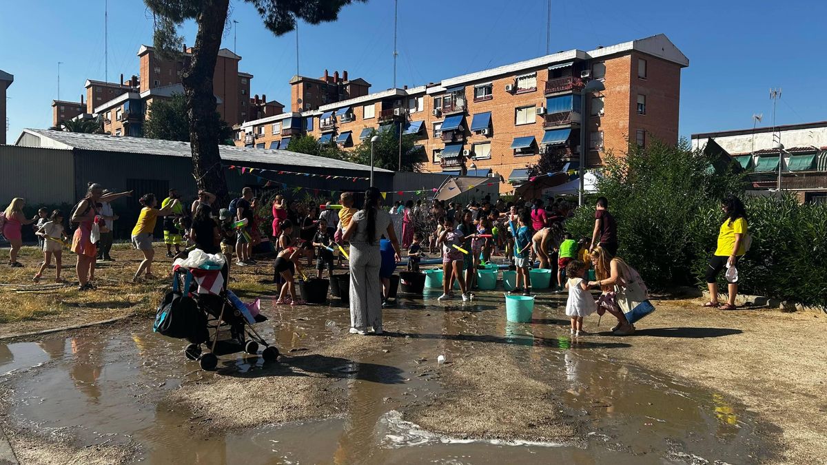 El oasis climático instalado en la plaza del Mercado de Mediodía en Entrevías