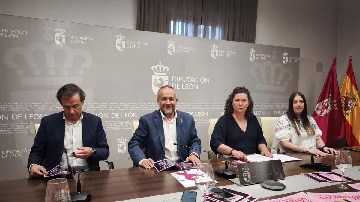 Presentación de la Feria del Vino del Bierzo en Cacabelos: de izquierda a derecha, Adelino Pérez, Gerardo Álvarez Courel, Irene González, y Tania Martínez. 