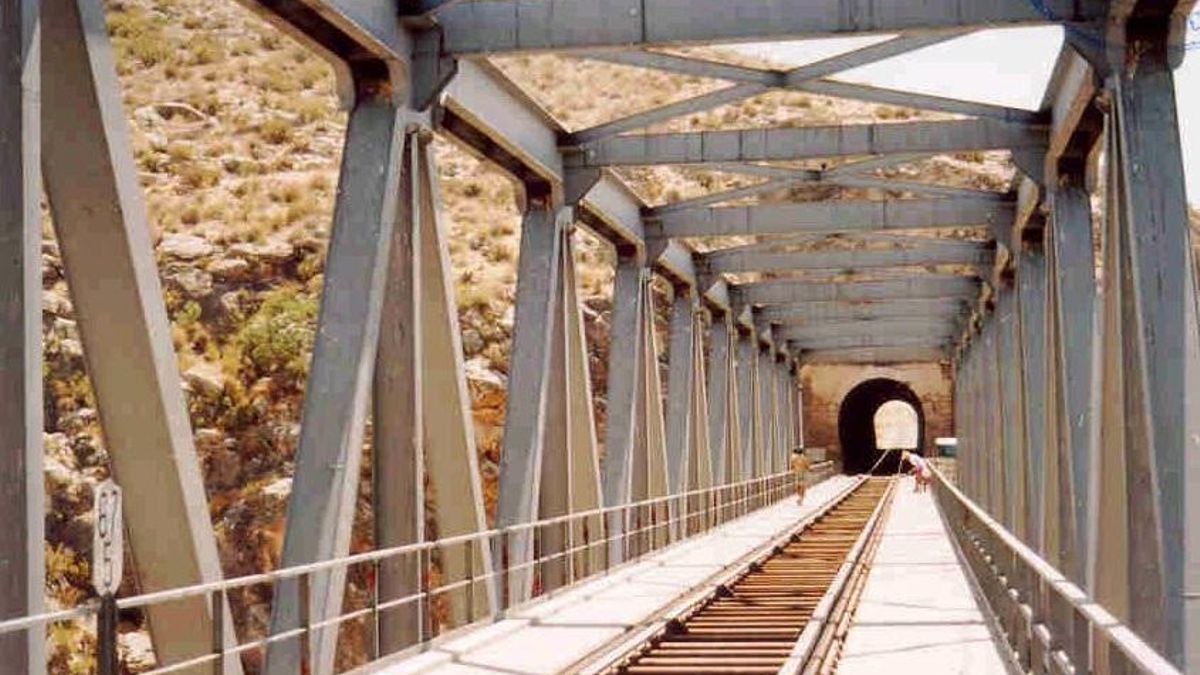 El puente continúa en pleno funcionamiento, formando parte esencial de la línea que conecta Linares con Almería y Guadix