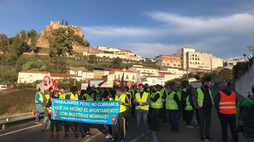 Los trabajadores municipales han cortado la carretera de entra a Alburquerque (Badajoz) como protesta por el impago de nóminas
