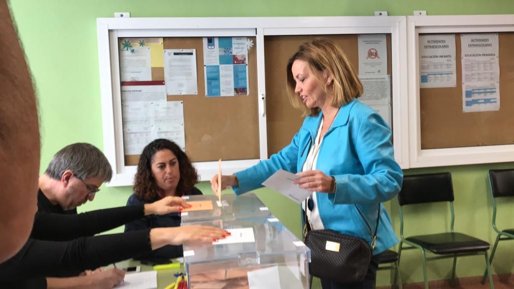 Ana Zurita, candidata al Congreso por Santa Cruz de Tenerife vota este 10N.