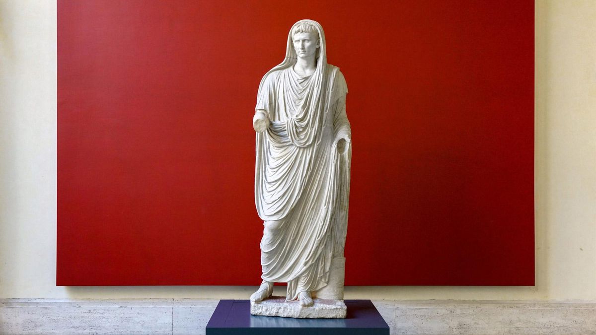 Estatua de Augusto de la Vía Labicana, togado como Pontifex Maximus, expuesta en el Museo Nacional Romano.