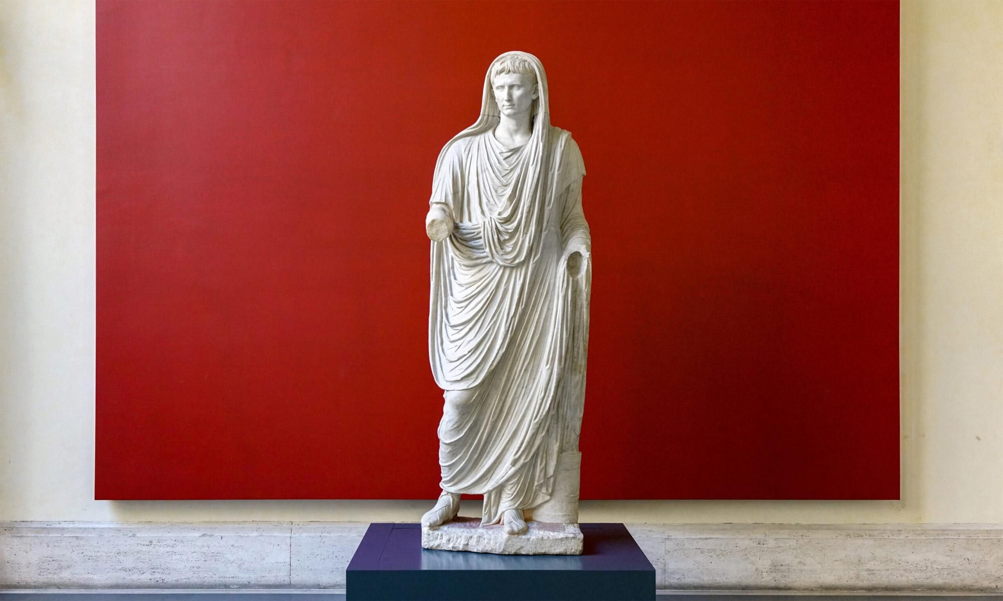 Estatua de Augusto de la Vía Labicana, togado como Pontifex Maximus, expuesta en el Museo Nacional Romano.