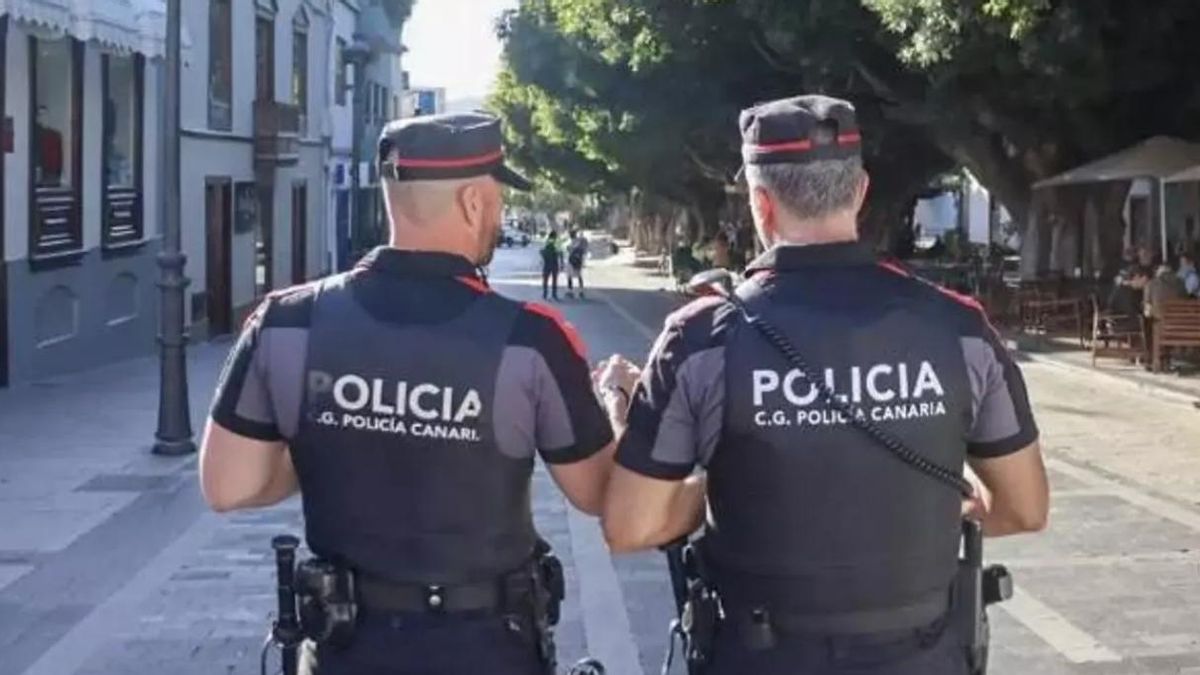 Agentes de la Policía Canaria de patrulla en Los Llanos de Aridane.