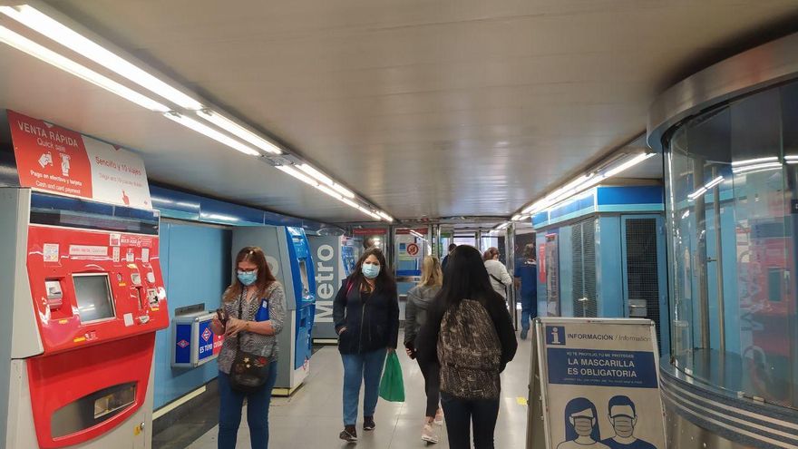 La estación de Puente de Vallecas a las 10 de la mañana en el primer día de restricciones a la movilidad en Madrid.