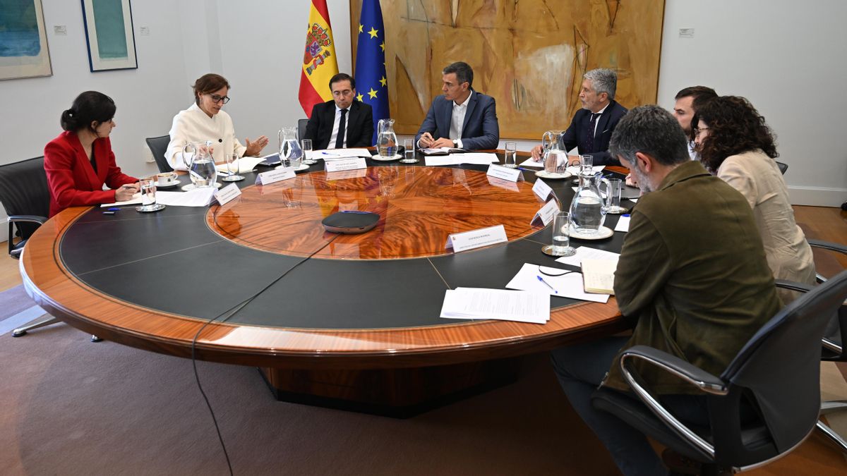 Reunión de seguimiento presidida por Pedro Sánchez para atender la solicitud de la OMS al Gobierno de España para acoger a la embarcación MV Hondius en las Islas Canarias