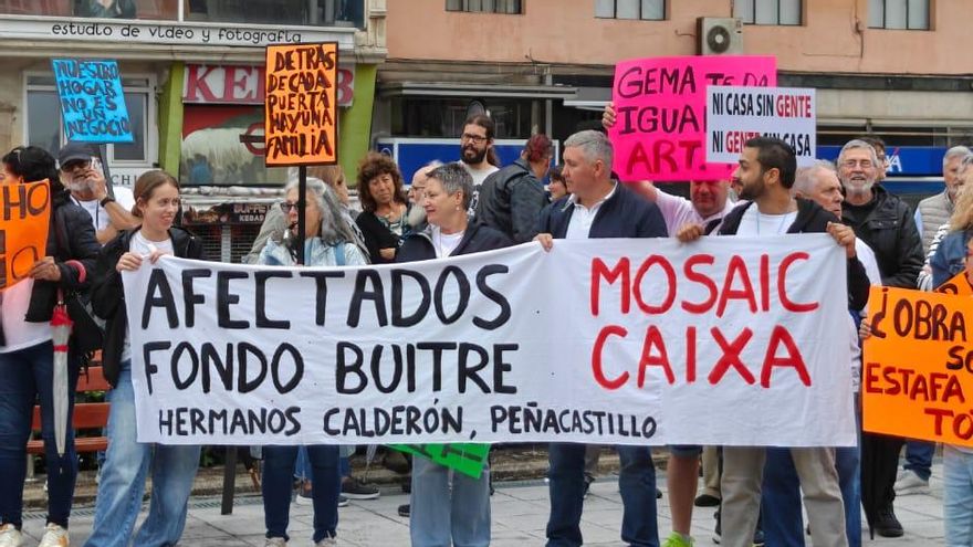 Inquilinos de la calle Hermanos Calderón de Peñacastillo participantes en la manifestación.