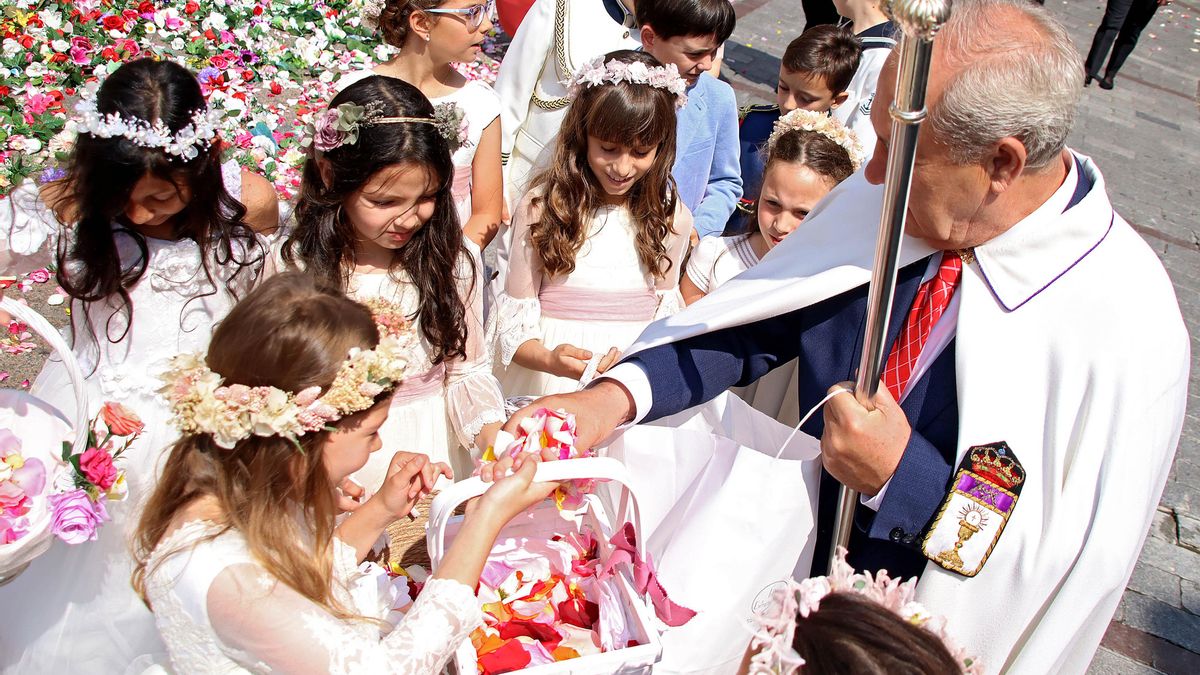 Flores para engalanar León por la procesión del Corpus Chico