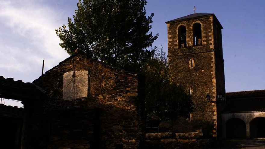 Campillo de Ranas, icono de la arquitectura negra de Guadalajara y cuna de las bodas entre personas del mismo sexo en España