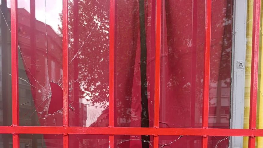 Cristales rotos por actos vandálicos contra la sede del PCE e IU en Talavera de la Reina.