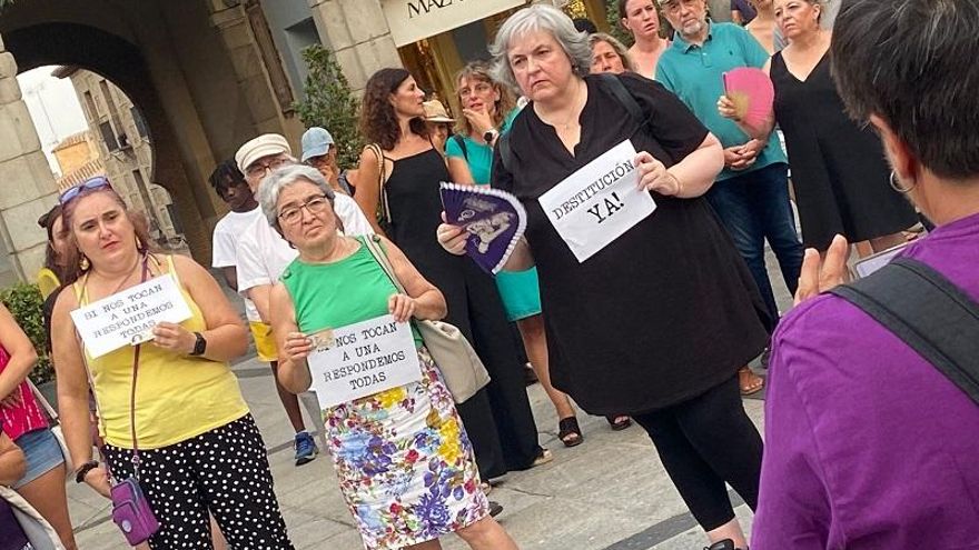 Una concentración en Toledo ha pedido la destitución de Luis Rubiales de la Real Federación Española de Fútbol.