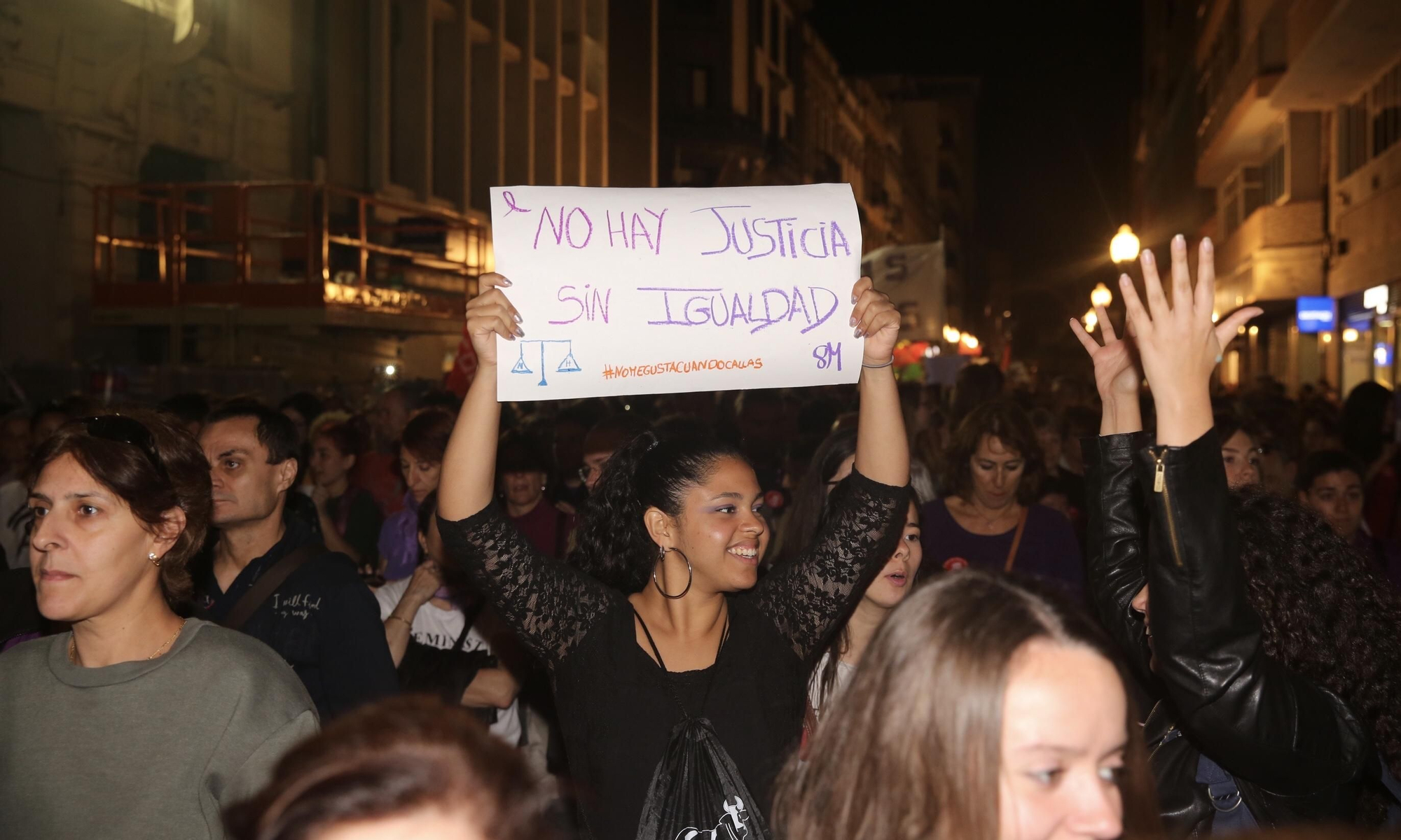 La manifestación a su paso por la calle de Triana.