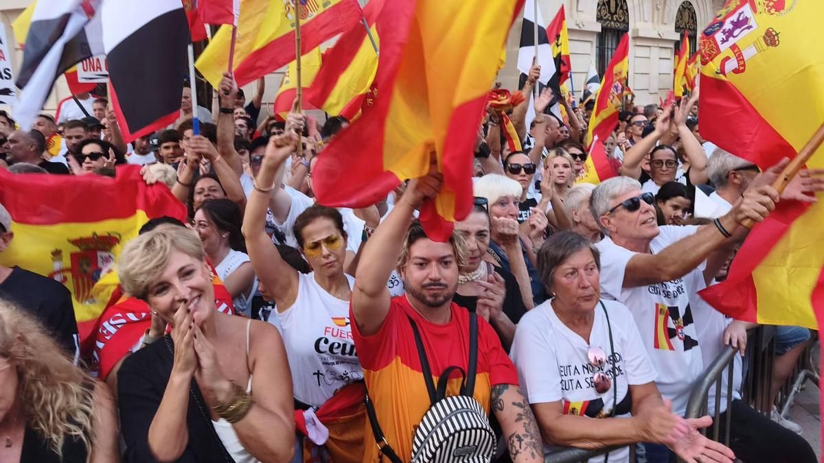 Decenas de miles de ceutíes reivindican en una marcha la "españolidad" de la ciudad fronteriza: "Nos sentimos abandonados"