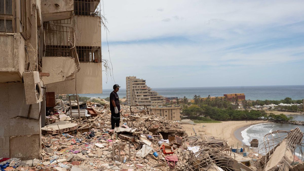 Un rescatista observa escombros en una zona afectada por los terremotos en Catia La Mar (Venezuela).