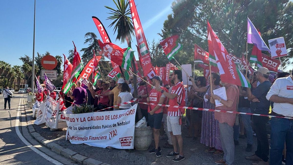 Movilización CCOO-A coincidiendo con el acto de apertura oficial del curso universitario andaluz en la Universidad Pablo de Olavide.
