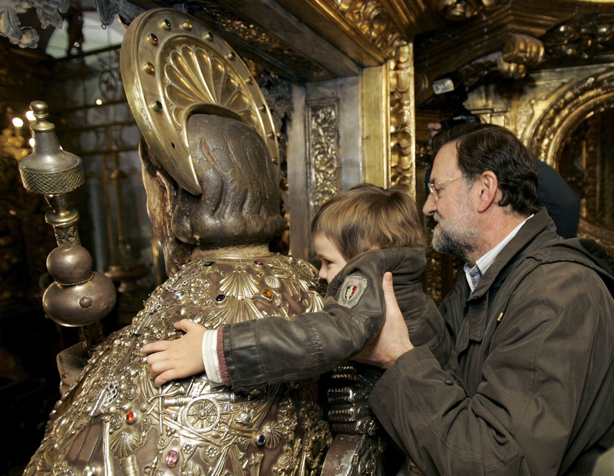 Rajoy y su hijo abranzo el Apóstol en enero de 2010, año Xacobeo / EFE