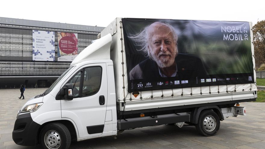 Un Nobel sobre ruedas: cientos leen a Krasznahorkai en un camión que recorre Budapest