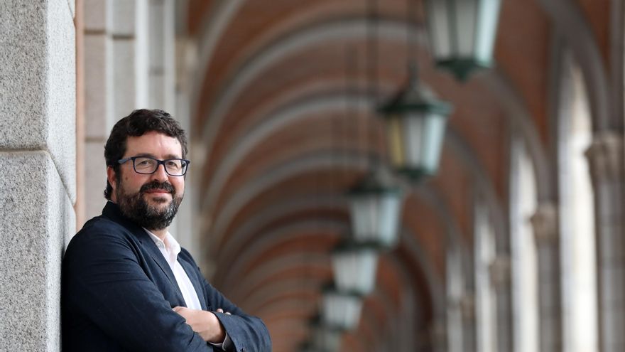 El secretario de Estado de Empleo y Economía Social, en la entrada del Ministerio.