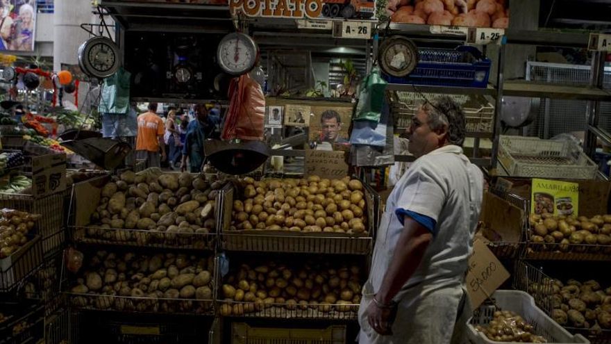 La llamada revolución bolivariana, en el poder desde 1999, decretó su más reciente alza salarial en octubre pasado cuando el sueldo mínimo pasó de 40.000 a 150.000 bolívares, cuyo monto equivalía entonces a 7,06 dólares.