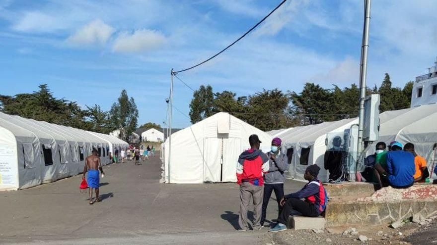 La directora general de Acción Humanitaria afirma que las críticas al campamento tinerfeño de Las Raíces están "manipuladas"