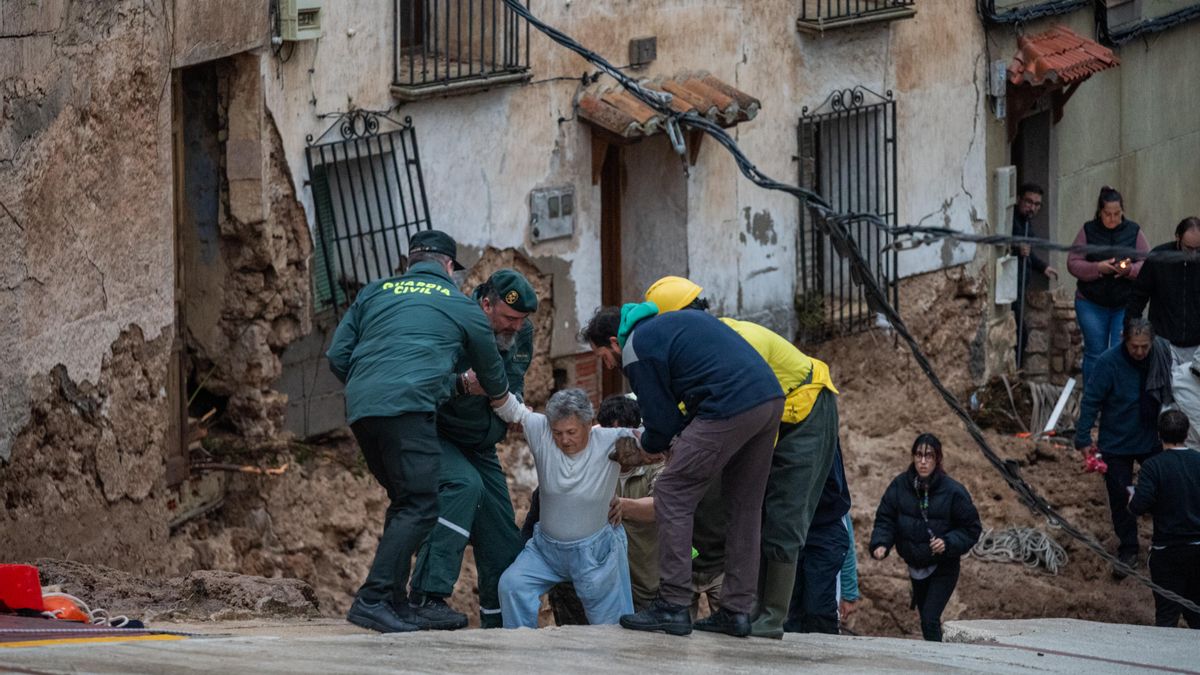 Guardia Civil y servicios de emergencias rescatan a habitantes de Letur, donde se han derrumbado viviendas y hay seis personas desaparecidas