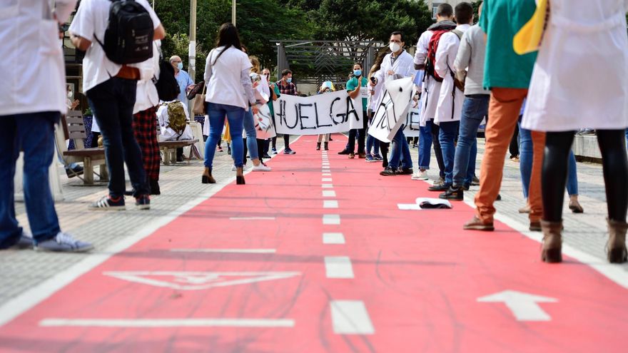 Sanidad y los médicos temporales en huelga negocian una tregua
