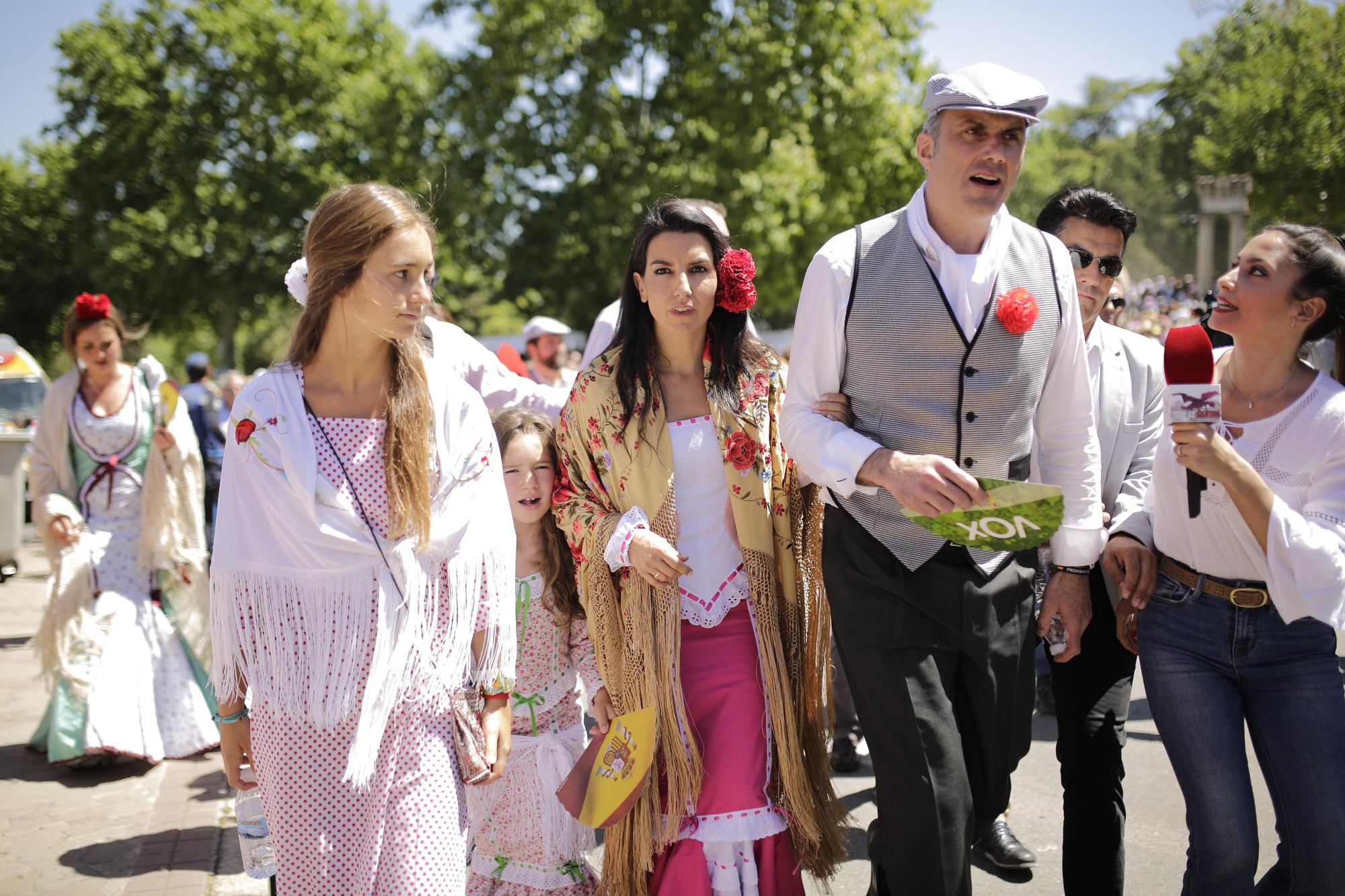 Rocío Monasterio y Javier Ortega Smith, candidatos de Vox a la Comunidad y al Ayuntamiento de Madrid, respectivamente. Los dirigentes del partido de extrema derecha, ataviados con el traje tradicional, han cantado un chotis
