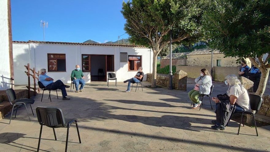 Reunión entre los vecinos de Teno Alto y representantes del Ayuntamiento de Buenavista del Norte