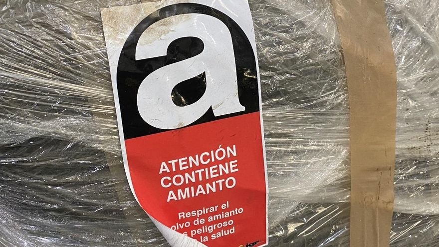 Bultos marcados por amianto en los talleres de FEVE de Santander.