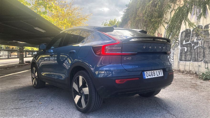 El C40 es un modelo que mide 4,44 metros de longitud y cuyo rasgo exterior más característico es la pronunciada caída del techo en la parte final de la carrocería.